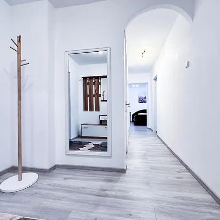 A Cozy Next To A Port *