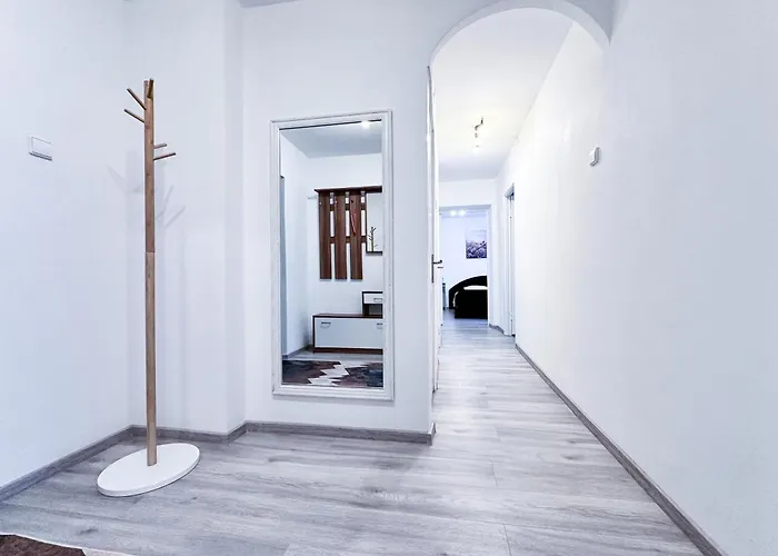 A Cozy Next To A Port *