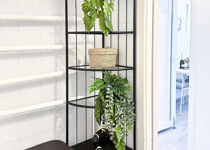 A Cozy Next To A Port *