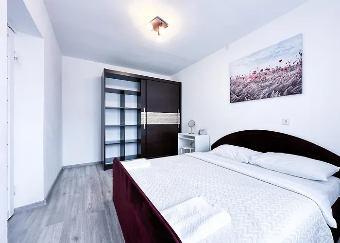 A Cozy Next To A Port *